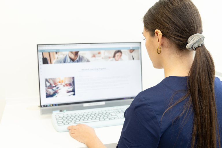 Eine Frau am Computer