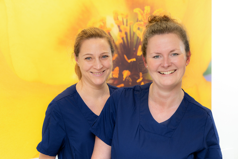 Zwei lachende Frauen